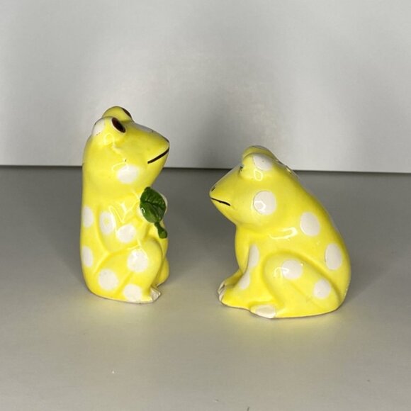 Ceramic Vintage Yellow Polka Dot Frog Couple Salt & Pepper Shakers - Picture 3 of 9